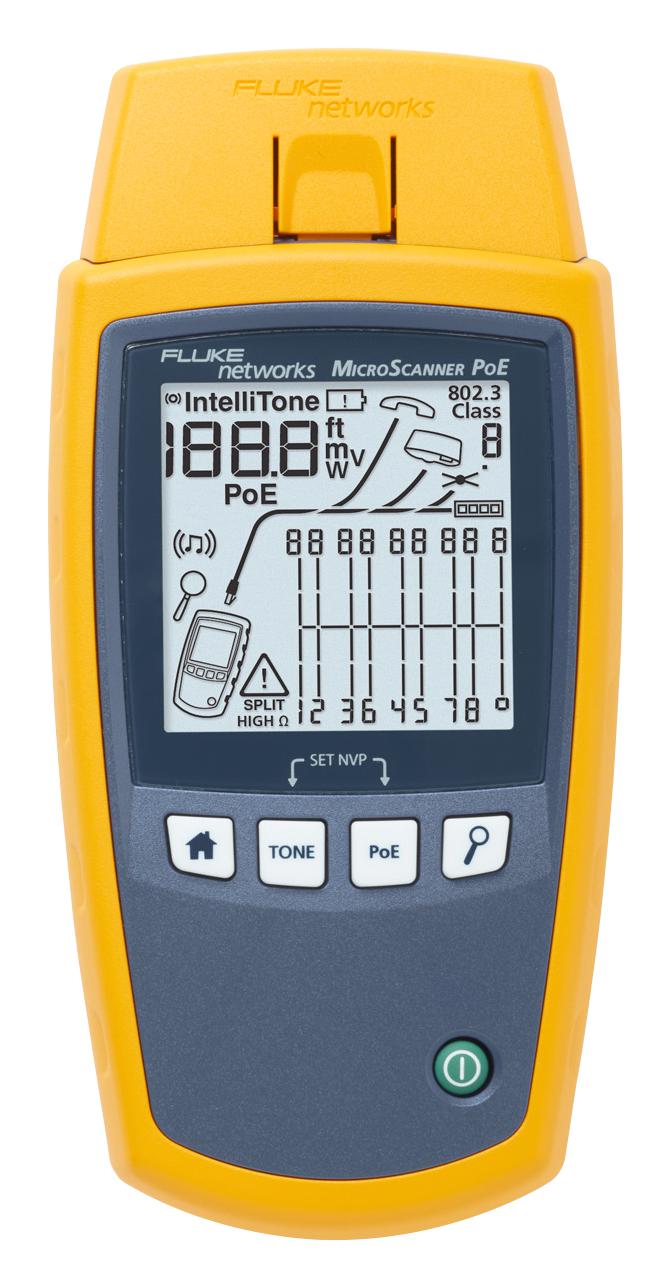 Testeur de câblage réseau Fluke Networks MicroScanner PoE avec un écran affichant des mesures de longueur, PoE et classe 802.3.