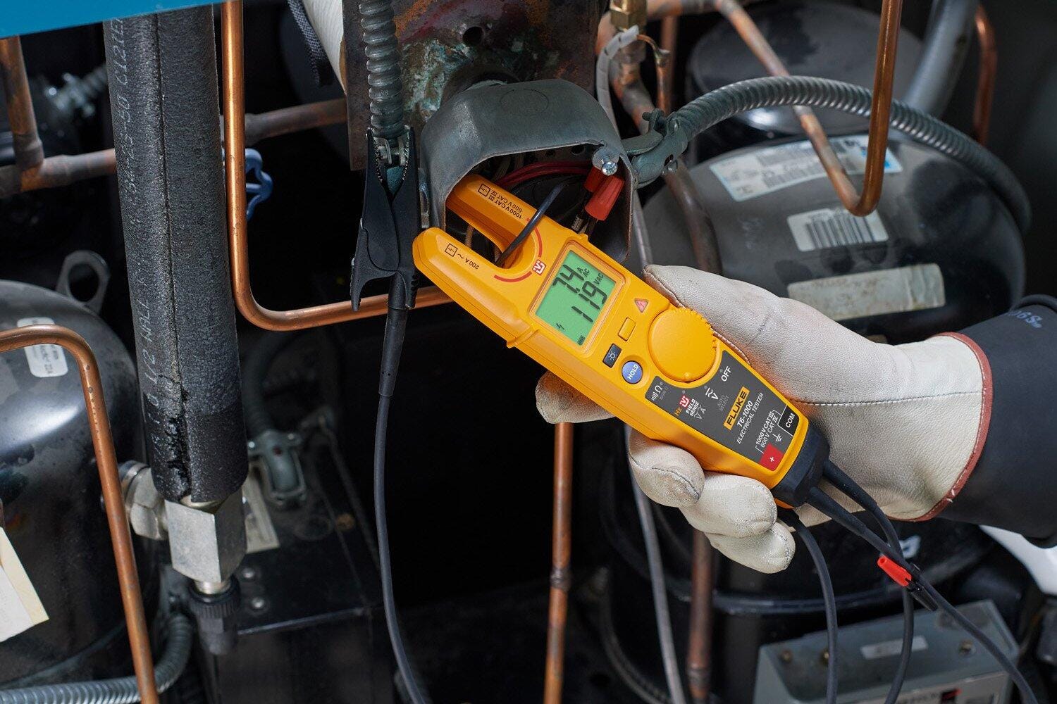 Fluke T6-1000 dans un équipement frigorifique avec le cordon noir raccordé à la terre