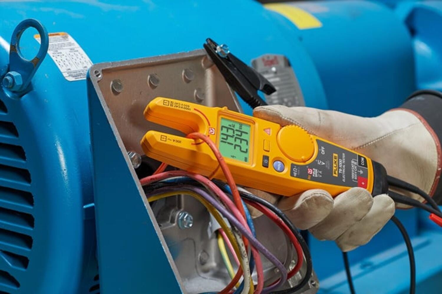 Fluke T6-1000 autour d'un conducteur de moteur dans une boîte de raccordement