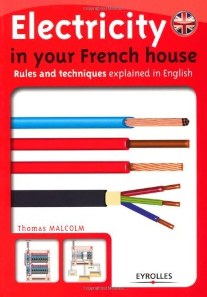 Couverture du livre 'Electricity in your French house: Rules and techniques explained in English' par Thomas MALCOLM aux éditions EYROLLES, montrant quatre câbles électriques de couleurs différentes (bleu, rouge, rouge, noir multiconducteur) et deux schémas de tableaux électriques, avec un drapeau britannique en haut à droite.