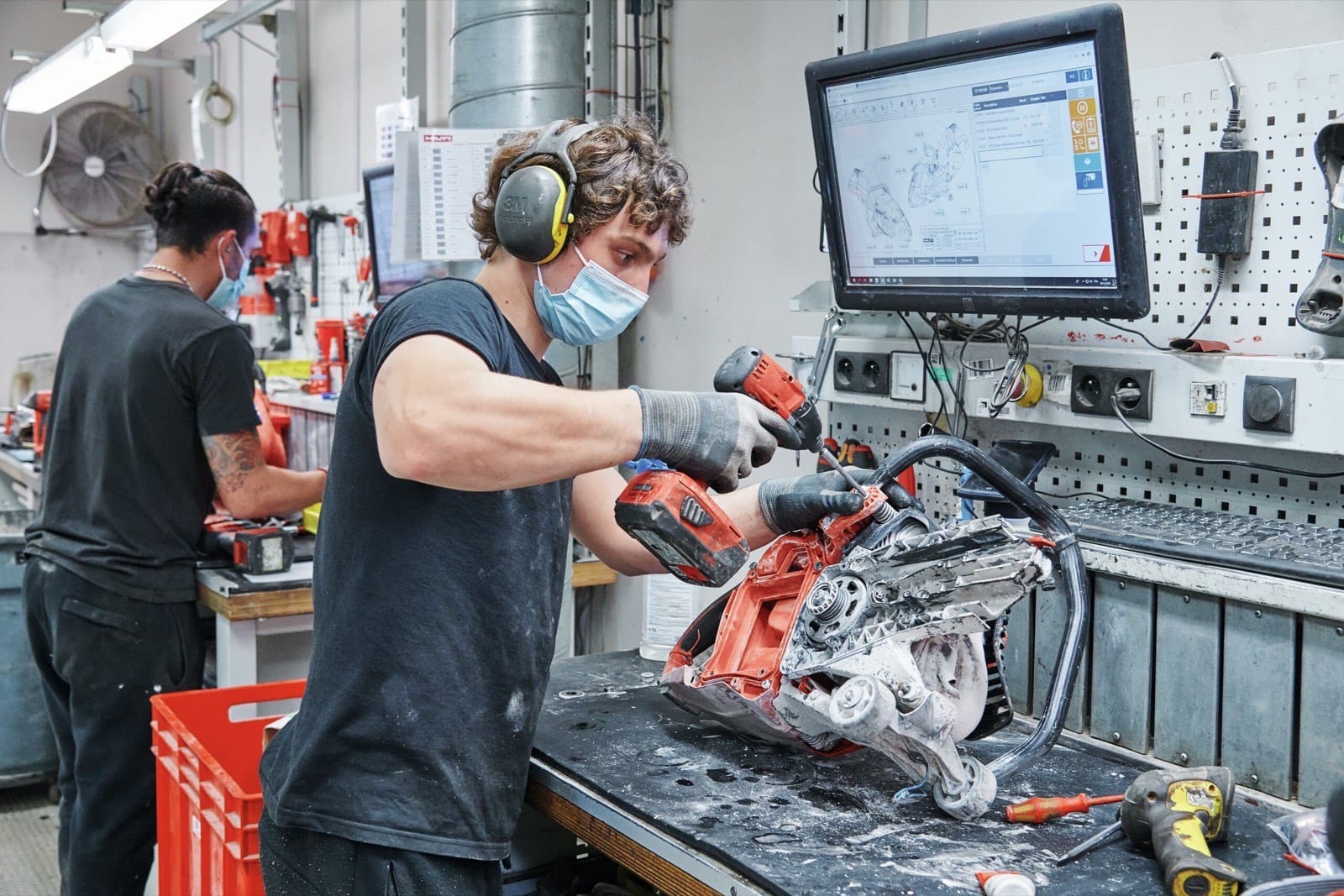 Technicien Hilti réparant un outil électroportatif dans un centre de service