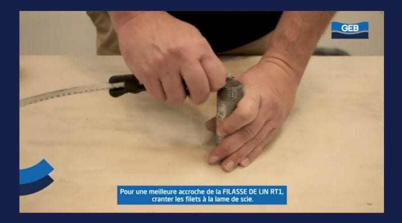 Application de la pâte GEBATOUT 2 au doigt sur le filetage mâle d'un raccord