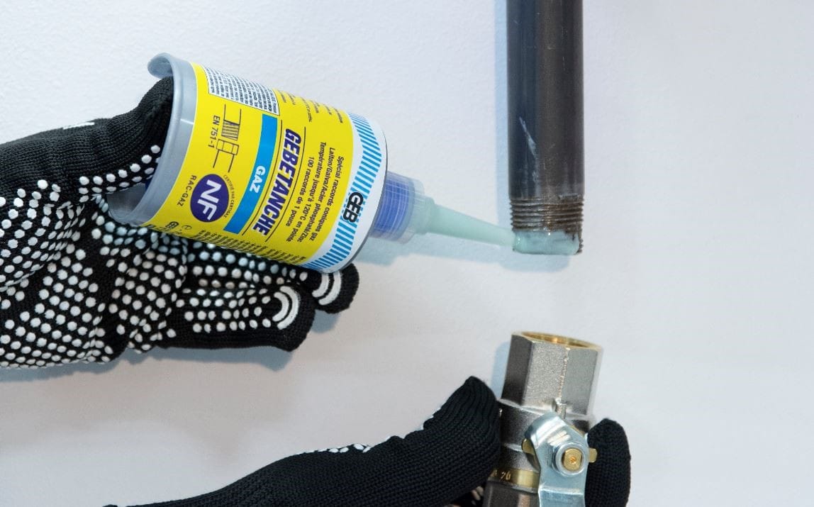 Flacon de 75 ml de GEBETANCHE GAZ, produit d'étanchéité de la gamme GEB dédié aux raccords filetés gaz