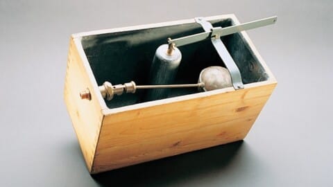 Intérieur d'un réservoir de chasse en bois avec mécanisme de flotteur, modèle Geberit de 1905