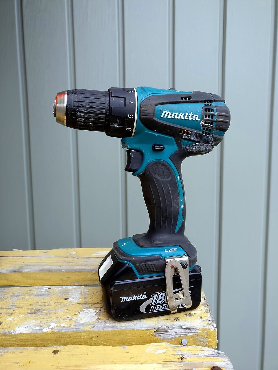Perceuse sans fil Makita LXT tenue en main