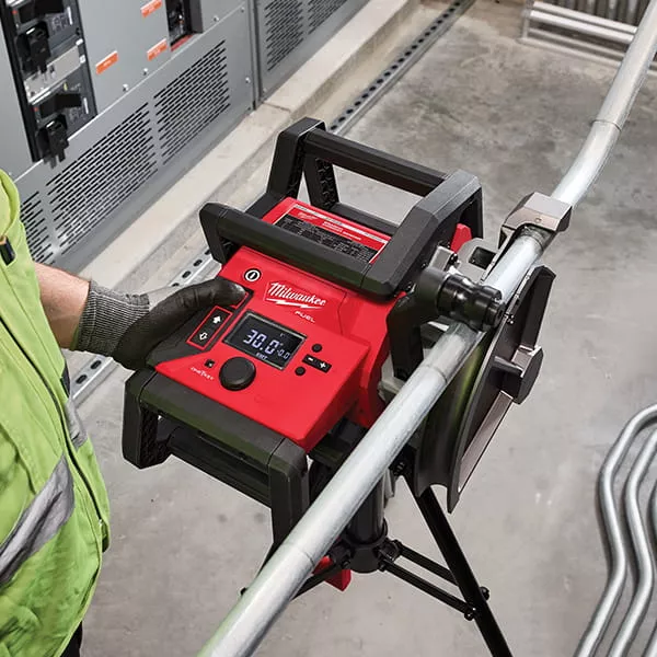 Perceuse Milwaukee M18 rouge, modèle 5150-10B, sur fond blanc