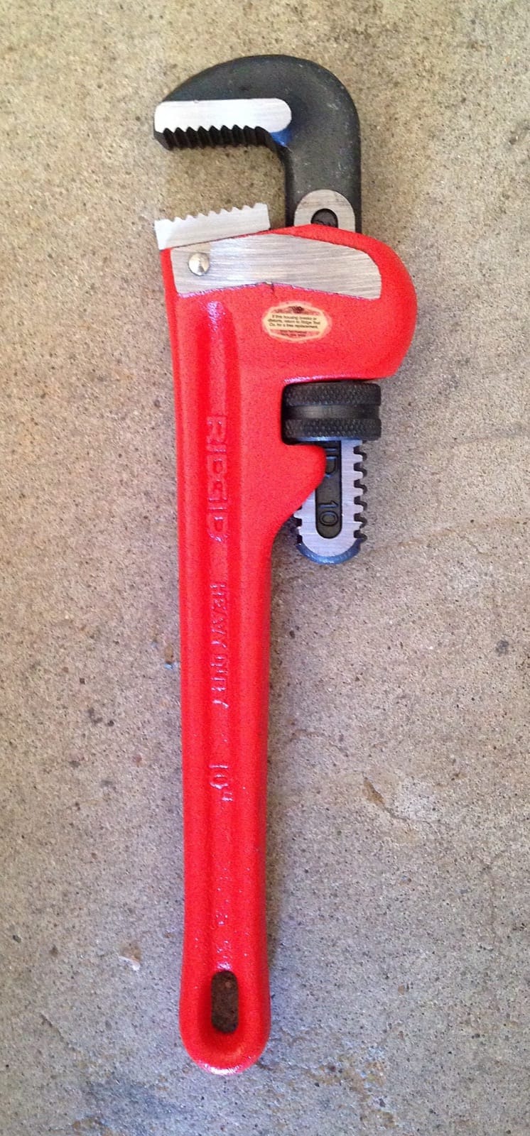 Clé à tube Ridgid de 10 pouces, en métal rouge et noir
