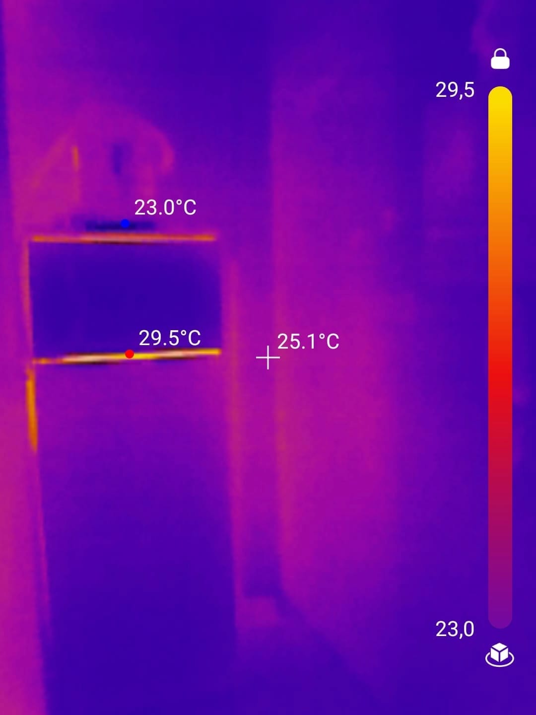 Caméra thermique en main sur un chantier de dépannage
