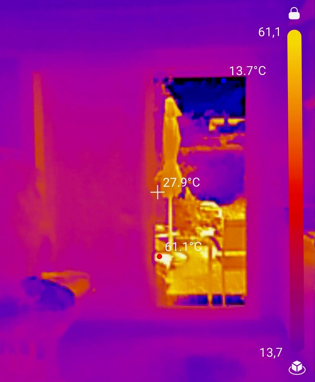Caméra thermique en usage sur une installation, vue rapprochée