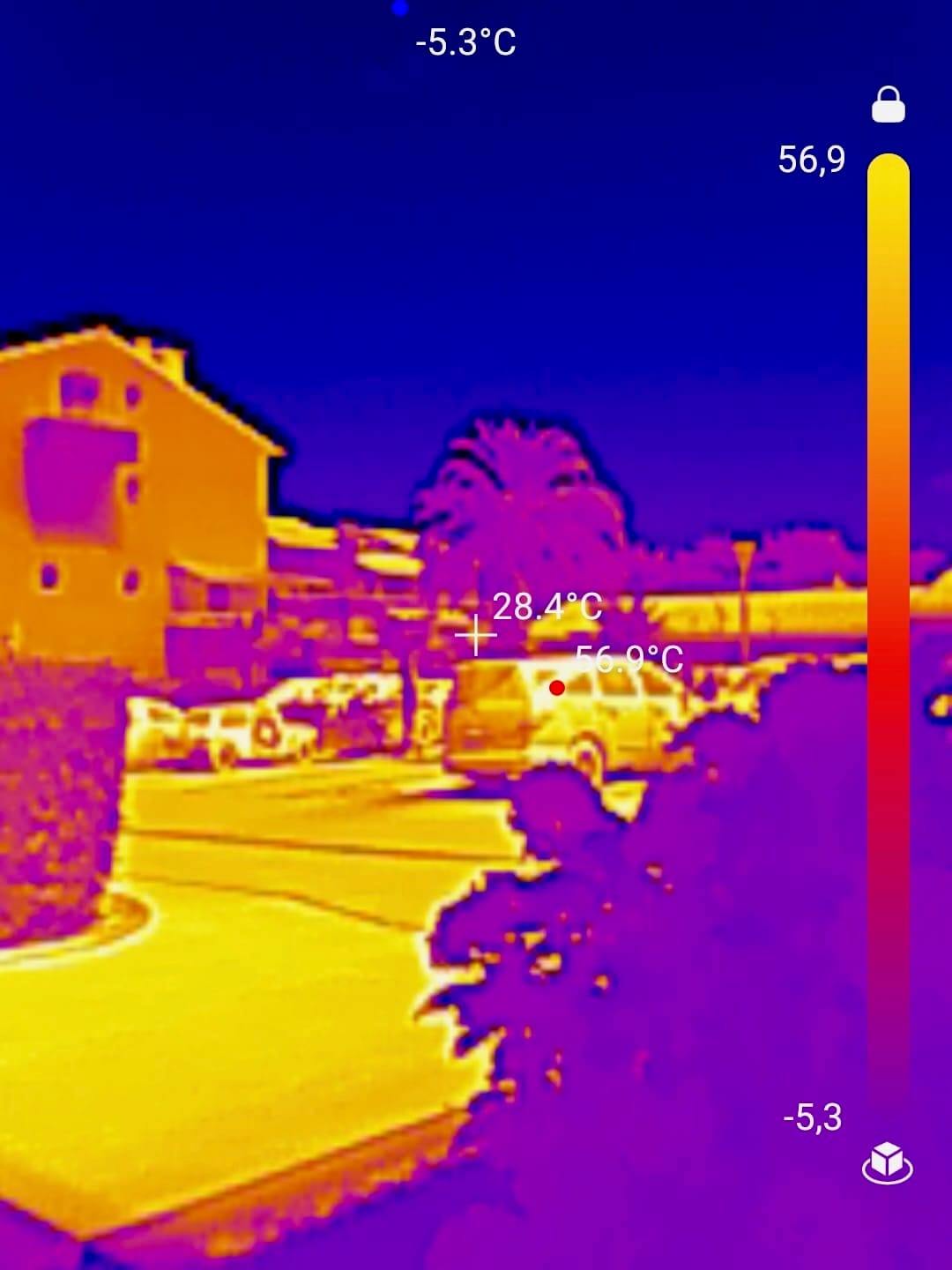 Caméra thermique en position de visée sur une installation électrique