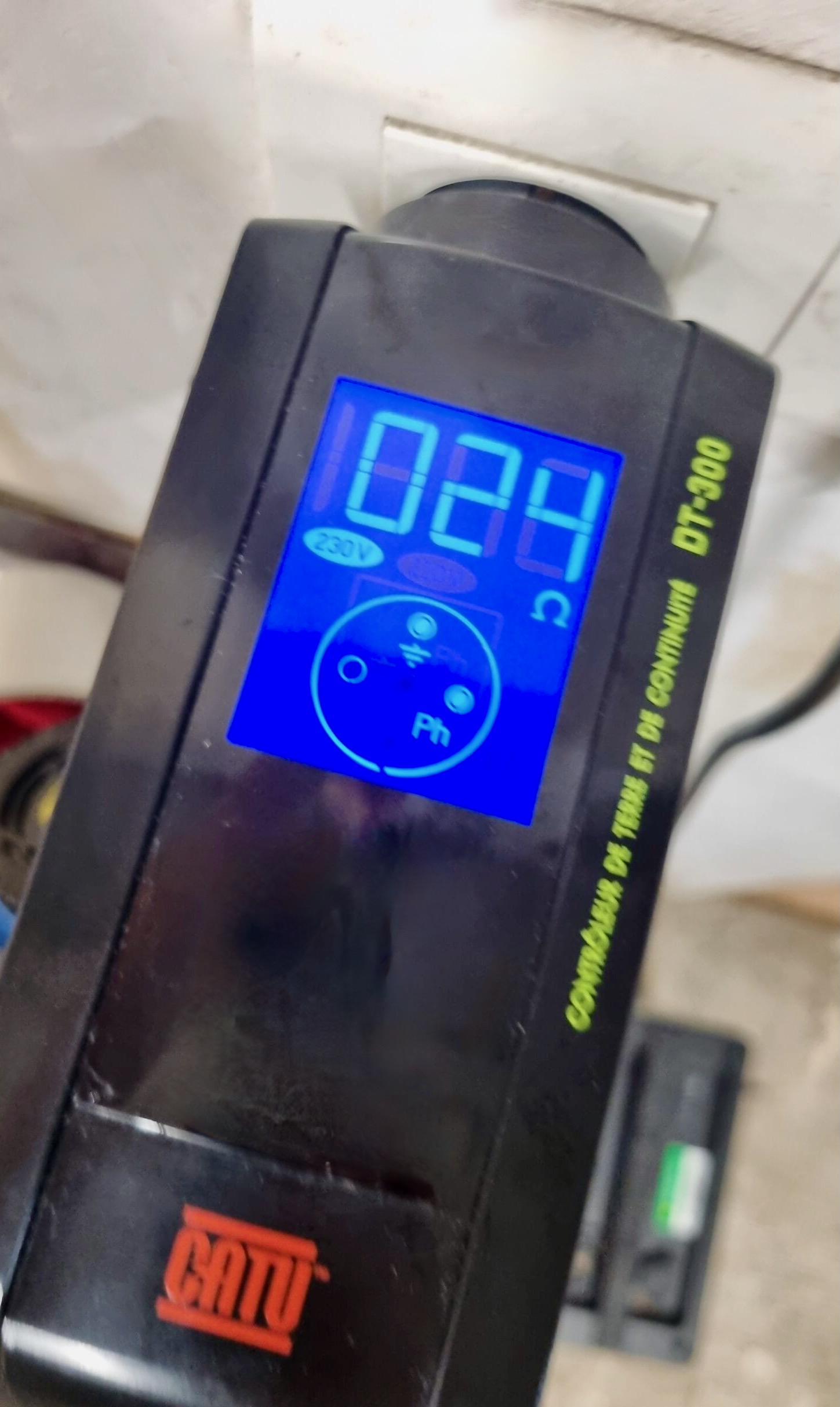 Détecteur Catu DT 300 testeur de terre dans prise électrique — valeur 24 ohms