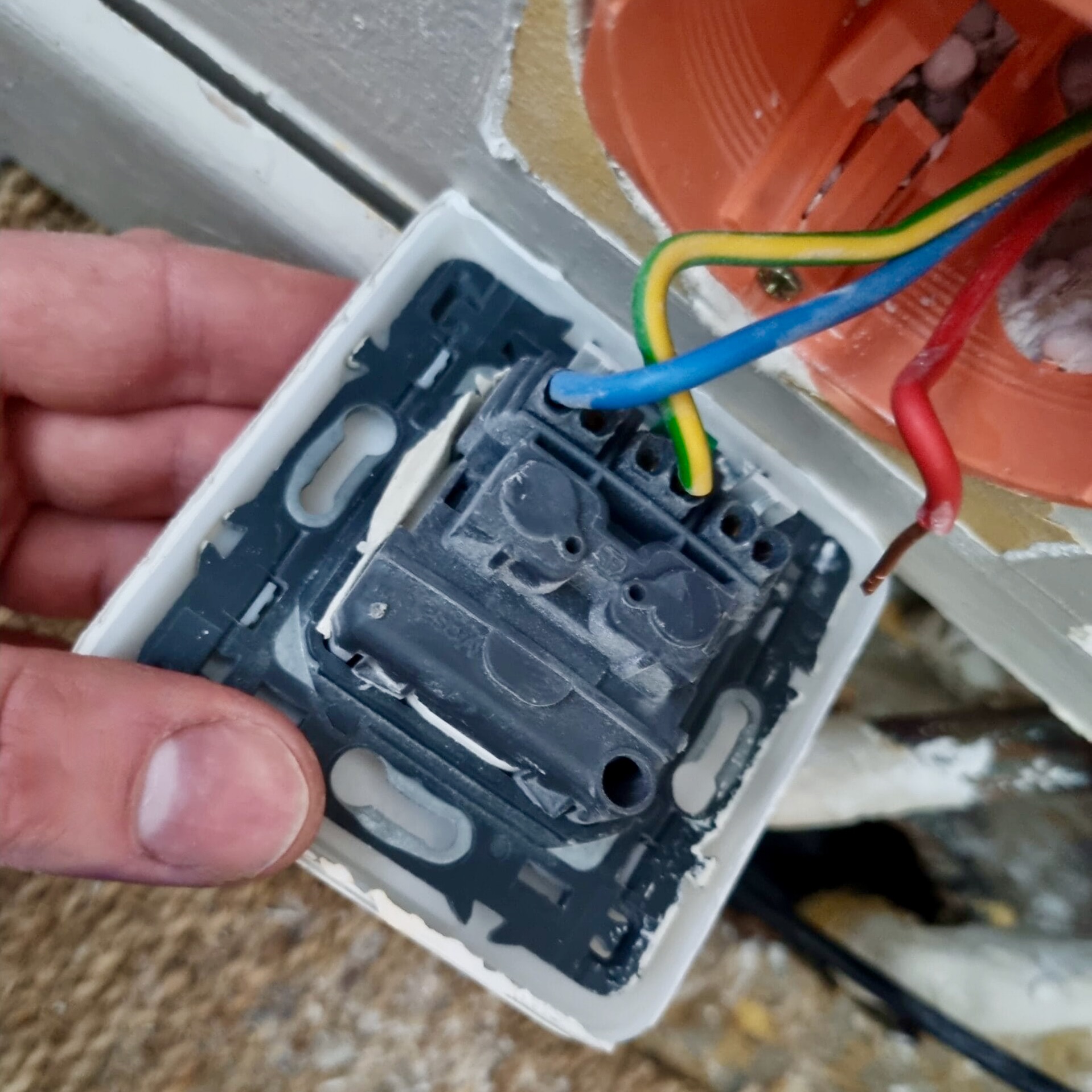 Dos prise ancienne Legrand démontage pour remplacement