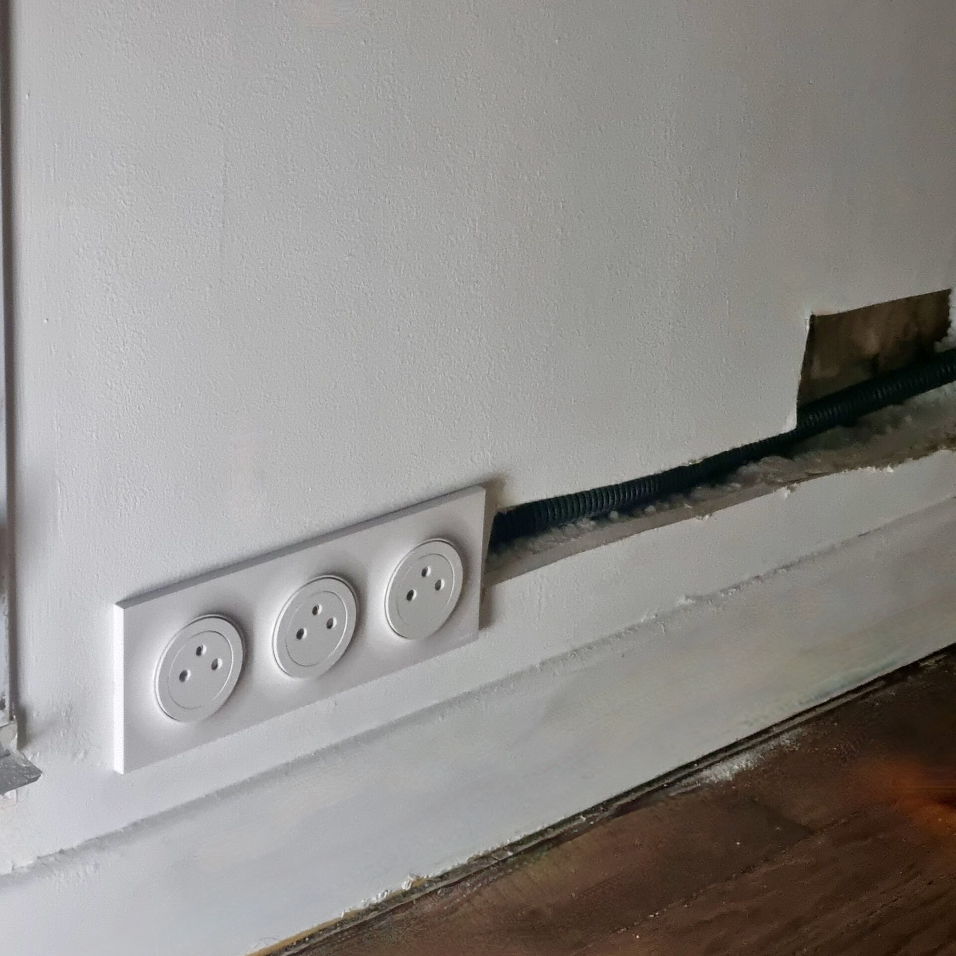 Placo ouvert — installation triple prise Schneider Odace