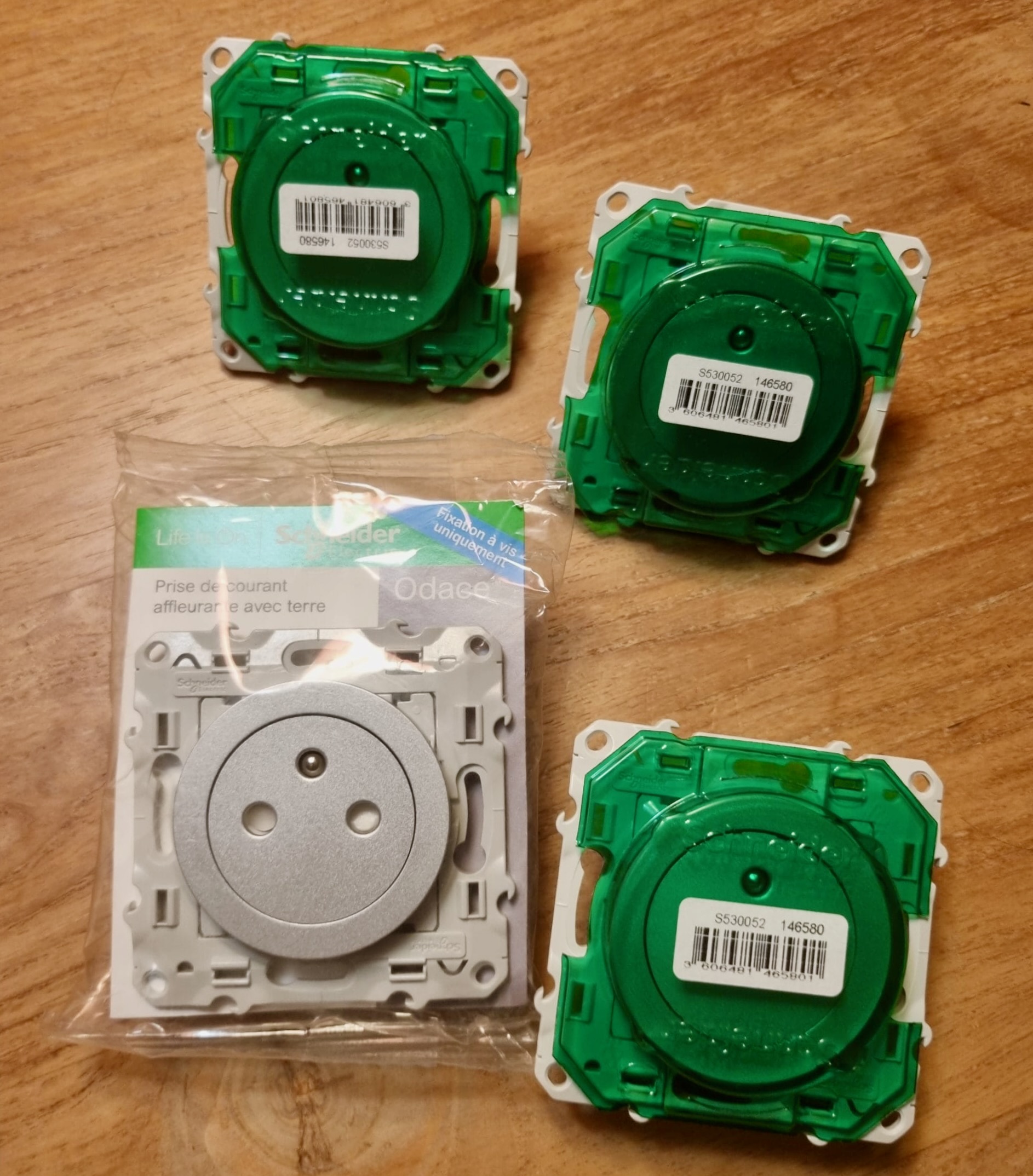 Prises affleurantes grises Schneider 2013 emballées