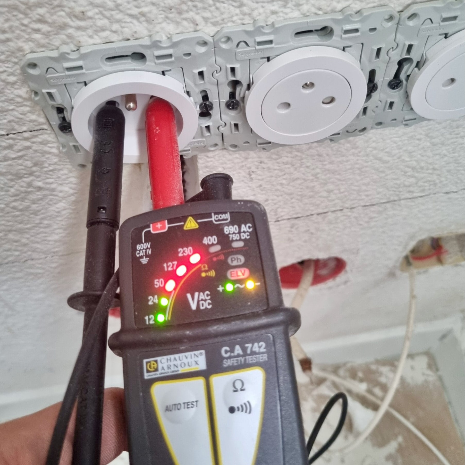 Test de tension avec vérificateur Chauvin Arnoux CA742