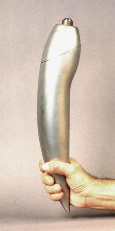 Torche olympique d'Albertville 1992 en tôle d'acier inoxydable brossé, tenue à la main