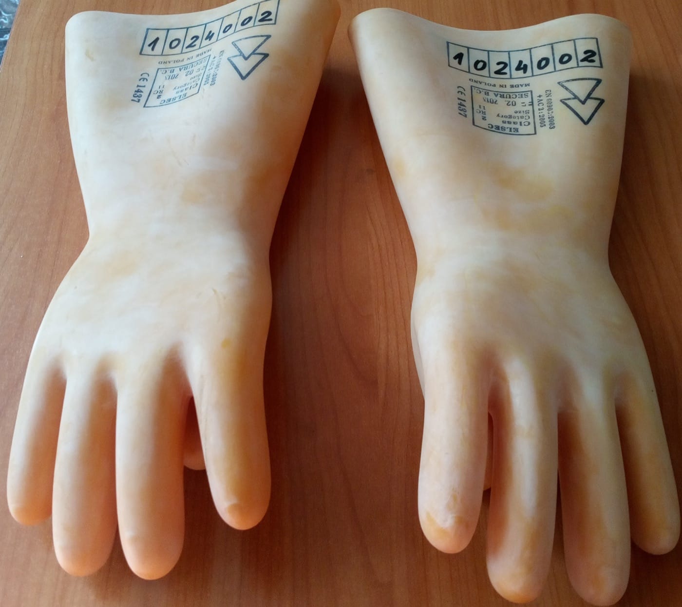 Paire de gants isolants marqués pour la protection électrique