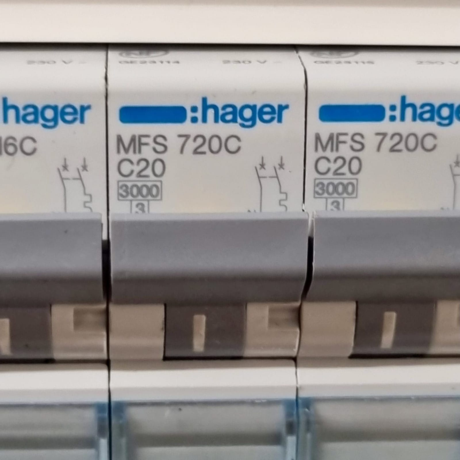Disjoncteurs Hager type C en gros plan