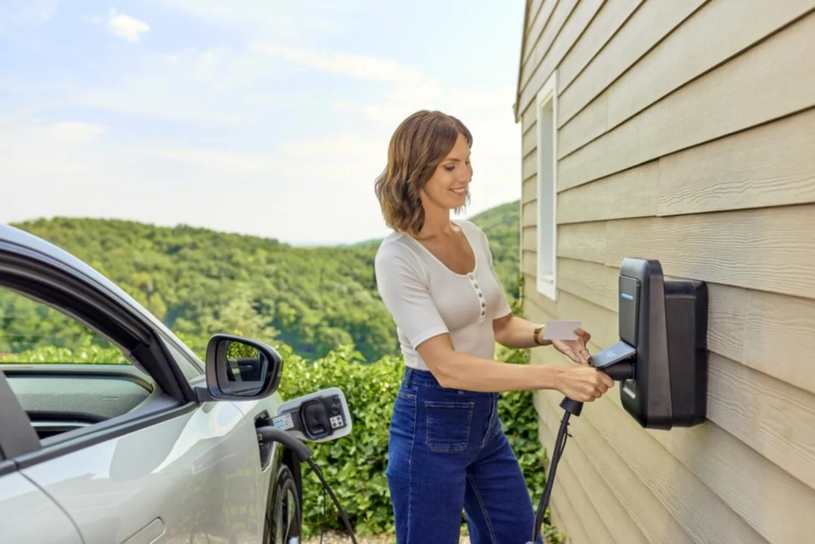 Véhicule électrique en charge sur une borne Hager witty one fixée au mur