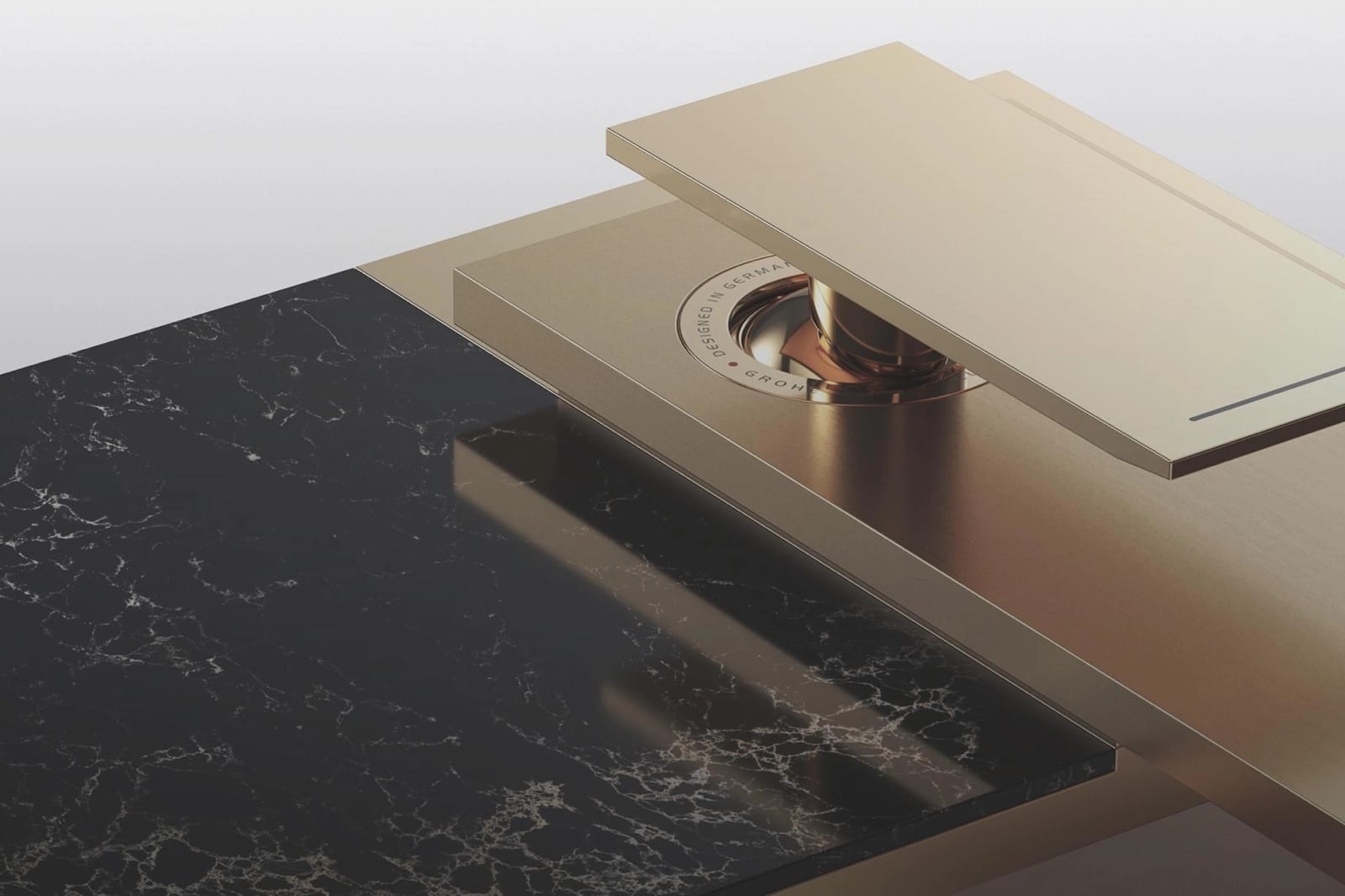 Mitigeur de lavabo Grohe en finition or brossé posé sur un plan noir