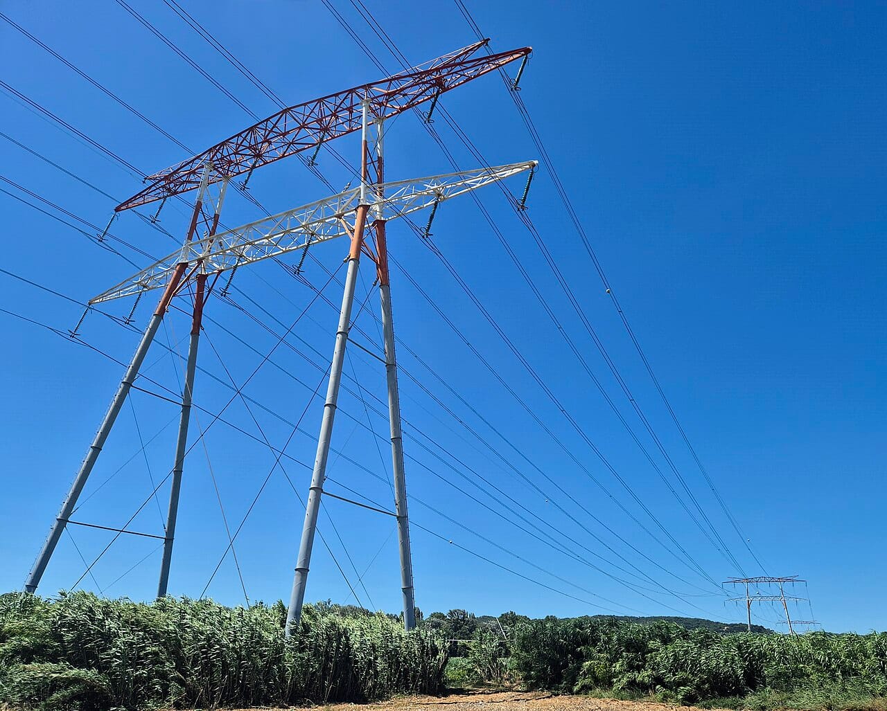 Pylône supportant une ligne électrique à très haute tension