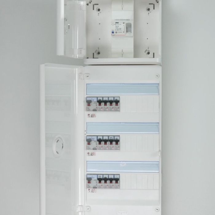 Tableau électrique Legrand à trois rangées avec porte ouverte