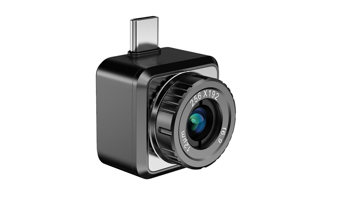 Caméra thermique noire compacte avec connecteur USB-C et objectif marqué 256 X 192, 12μm, f6.9 sur fond blanc
