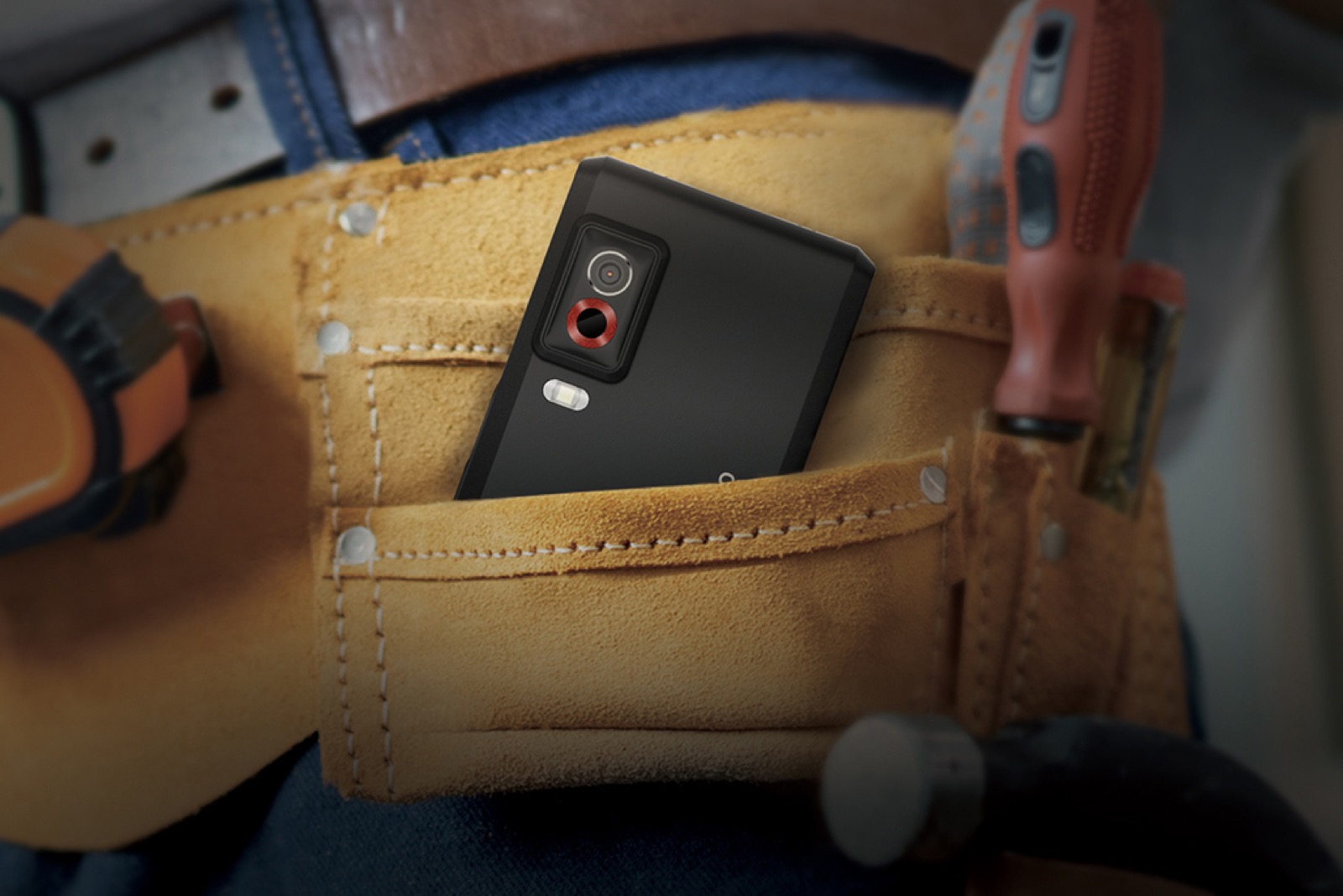 Caméra HIKMICRO Pocket2 glissée dans la poche centrale d'une ceinture porte-outils, dos visible avec lentille