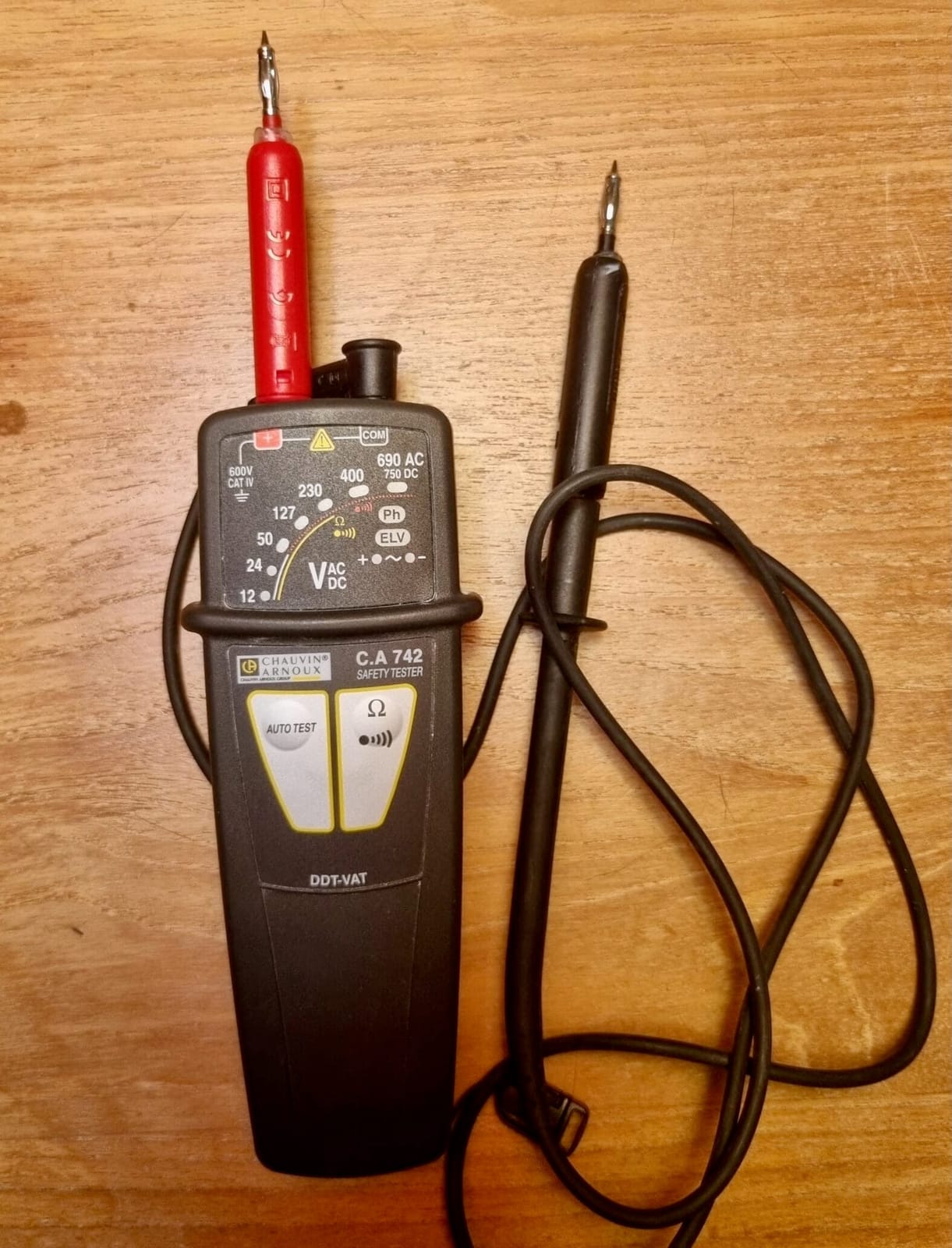 Vérificateur de tension Chauvin Arnoux CA742 avec bouton de test et graduations