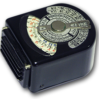 Appareil de mesure noir figurant dans la chronologie Chauvin Arnoux de 1936