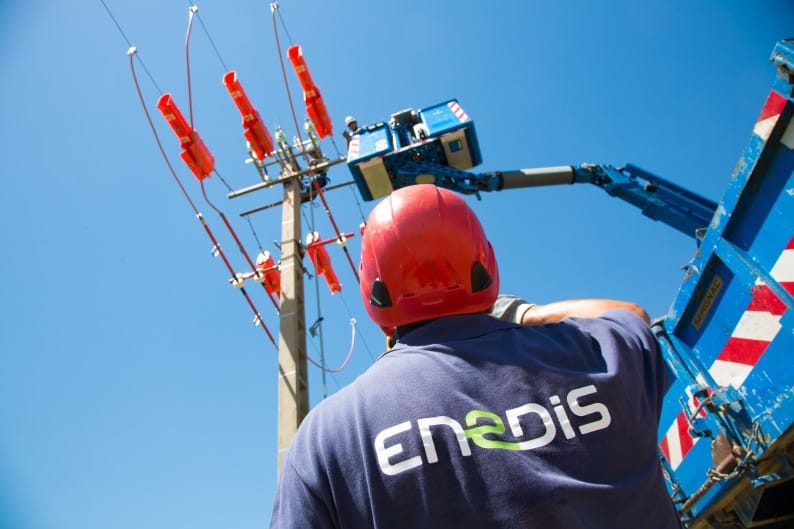 Technicien Enedis intervenant sur une ligne du réseau de distribution électrique