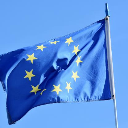 Drapeau de l’Union européenne illustrant l’ouverture du marché de l’électricité