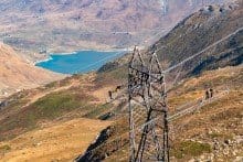Pylône du réseau de transport électrique dans un paysage montagneux