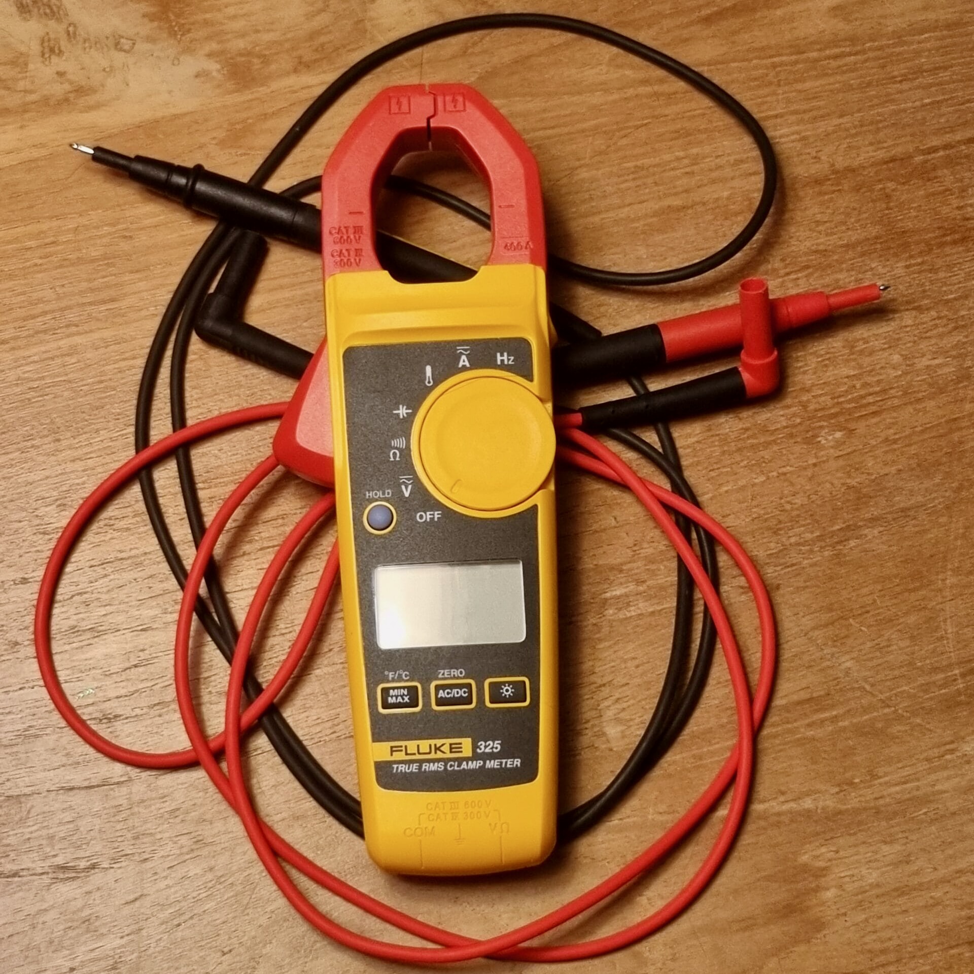 Pince ampèremétrique Fluke 325 sur table avec cordons