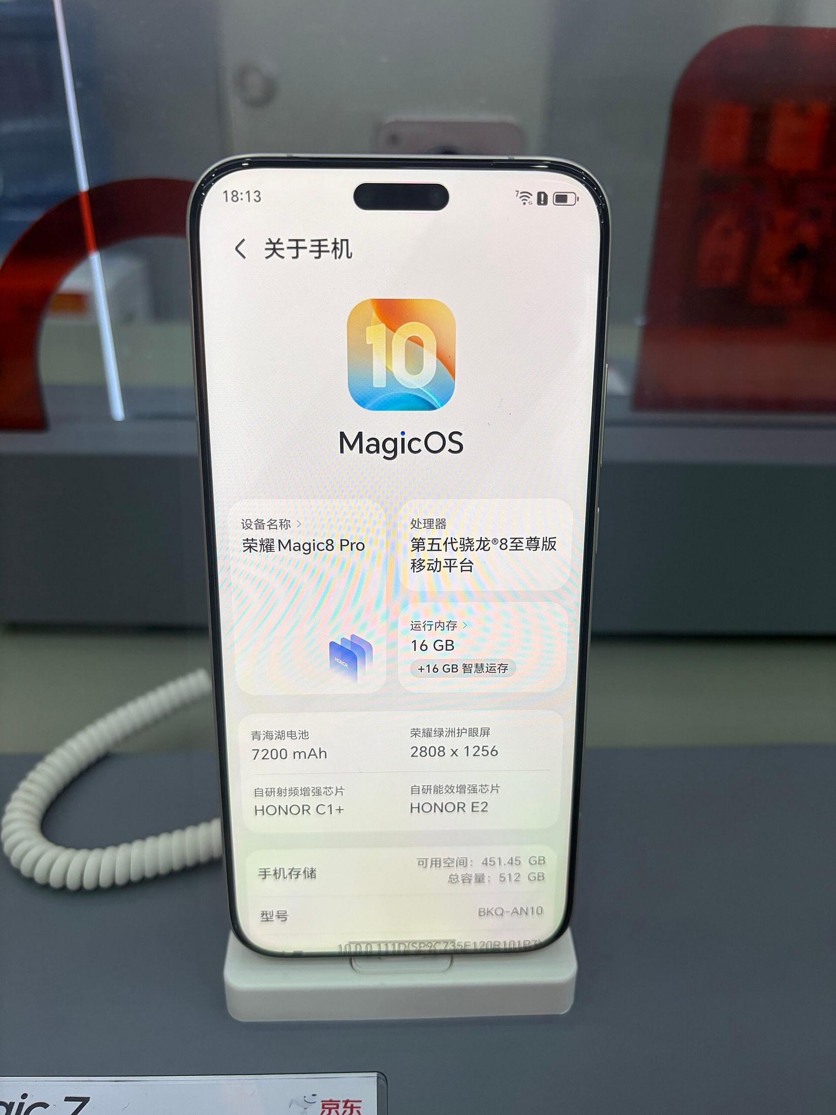 Un smartphone sur un support affiche l’écran des spécifications techniques indiquant MagicOS 10, Honor Magic8 Pro, une batterie de 7200 mAh et 16 Go de RAM.