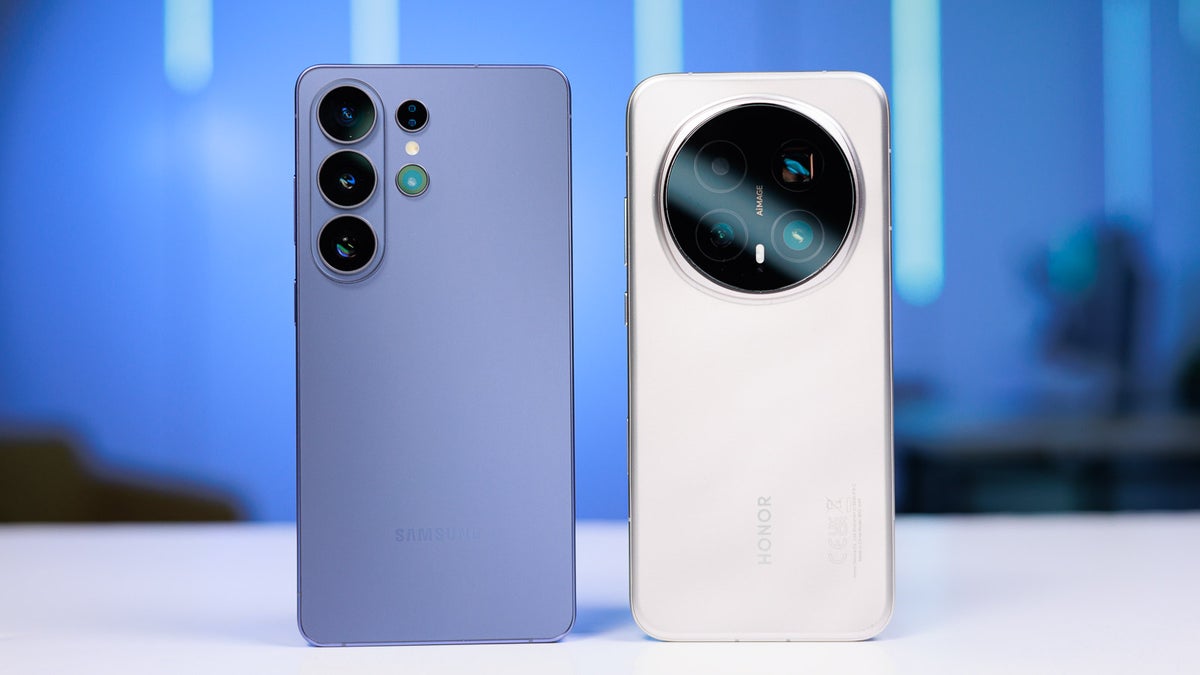 Vue arrière de deux smartphones posés côte à côte sur une surface blanche, un modèle violet à gauche et un modèle blanc à droite avec un grand module photo circulaire.