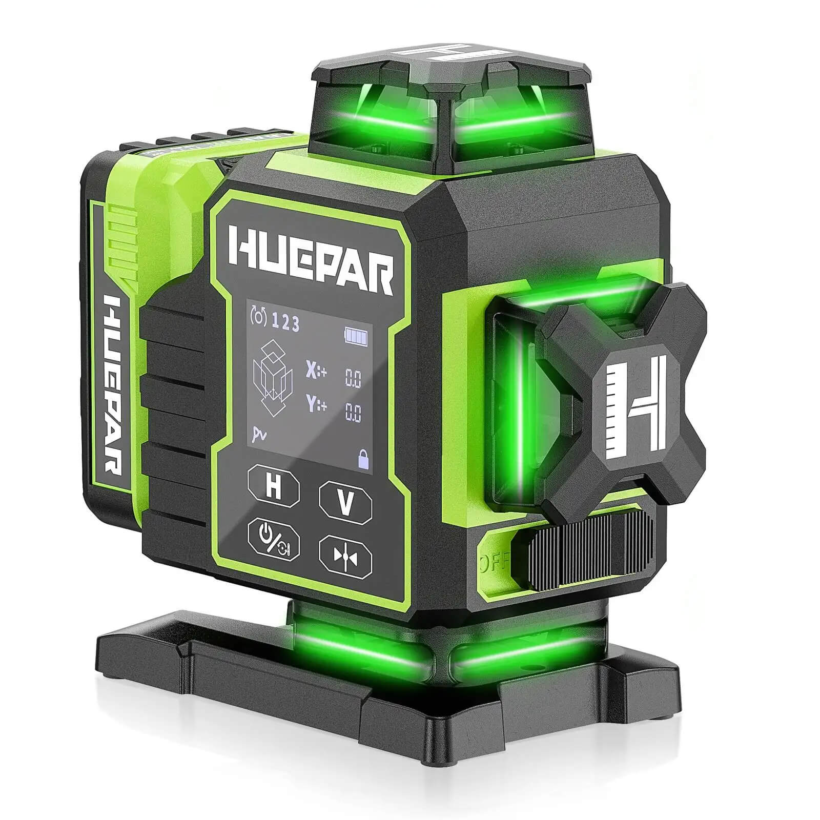 Vue de studio d’un niveau laser noir et vert Huepar avec son écran numérique allumé et des faisceaux laser verts visibles sur fond blanc.