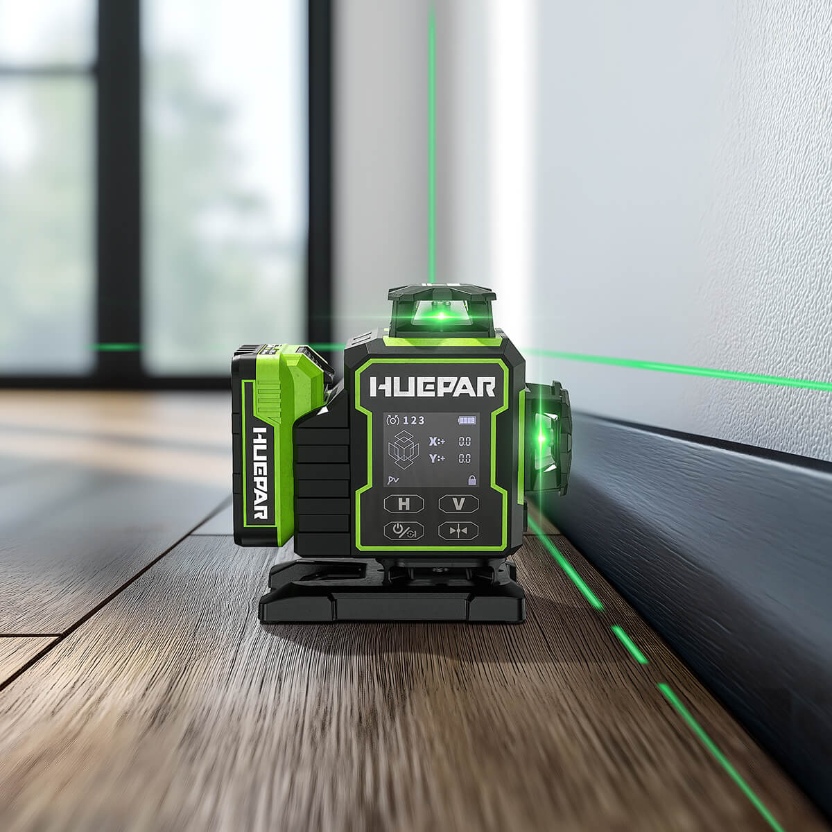 Un niveau laser noir et vert de la marque Huepar est posé sur un sol en bois et projette des lignes vertes sur un mur blanc.