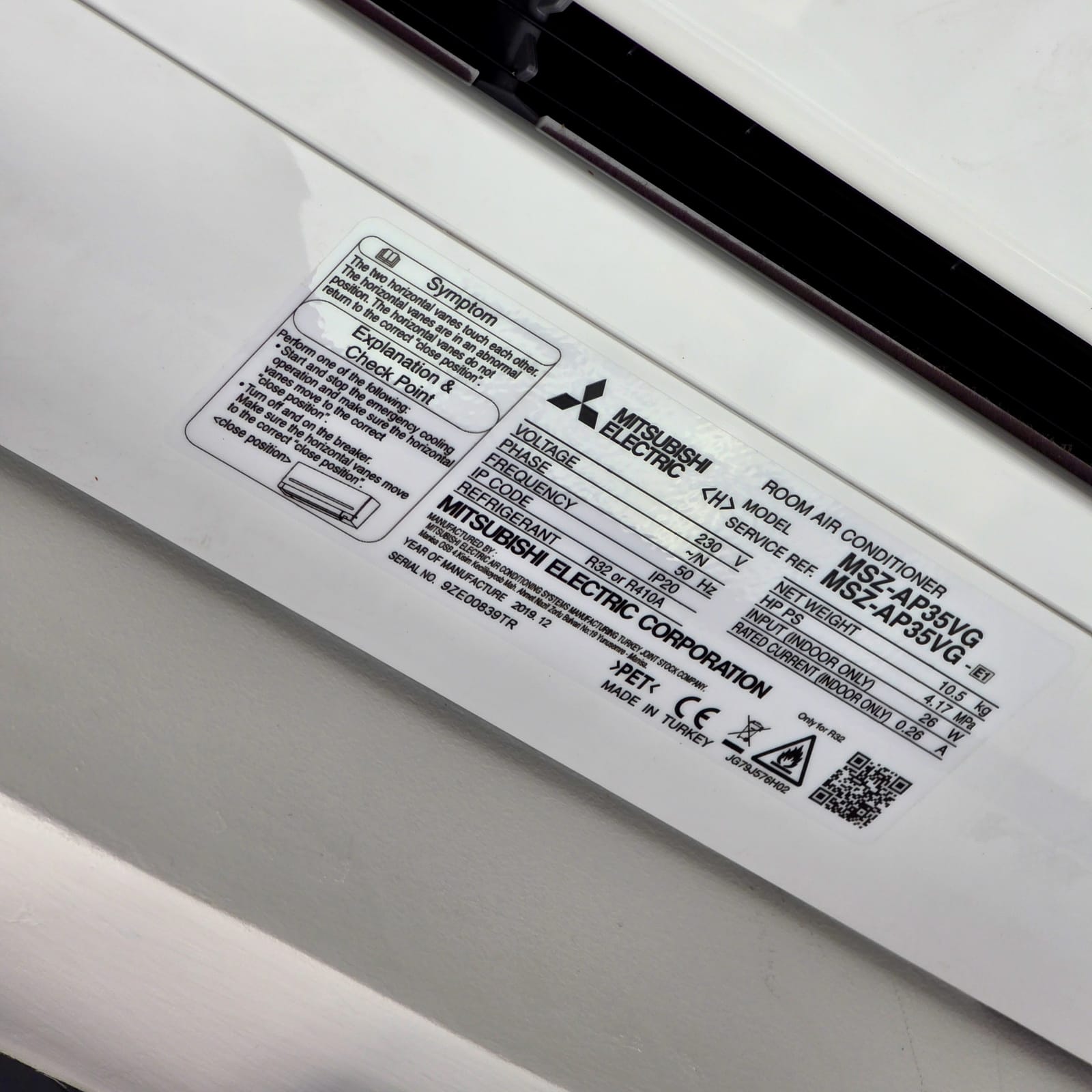 Étiquette de plaque signalétique sur une unité intérieure de climatisation Mitsubishi