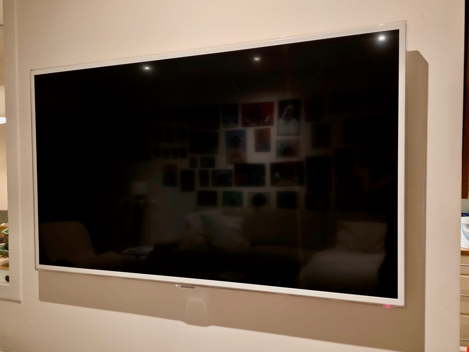 TV Samsung branchée sans fils apparents