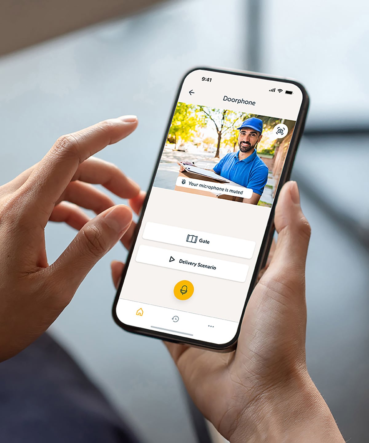Visiophone Somfy V500 Connect utilisé avec l’application Somfy Protect sur smartphone