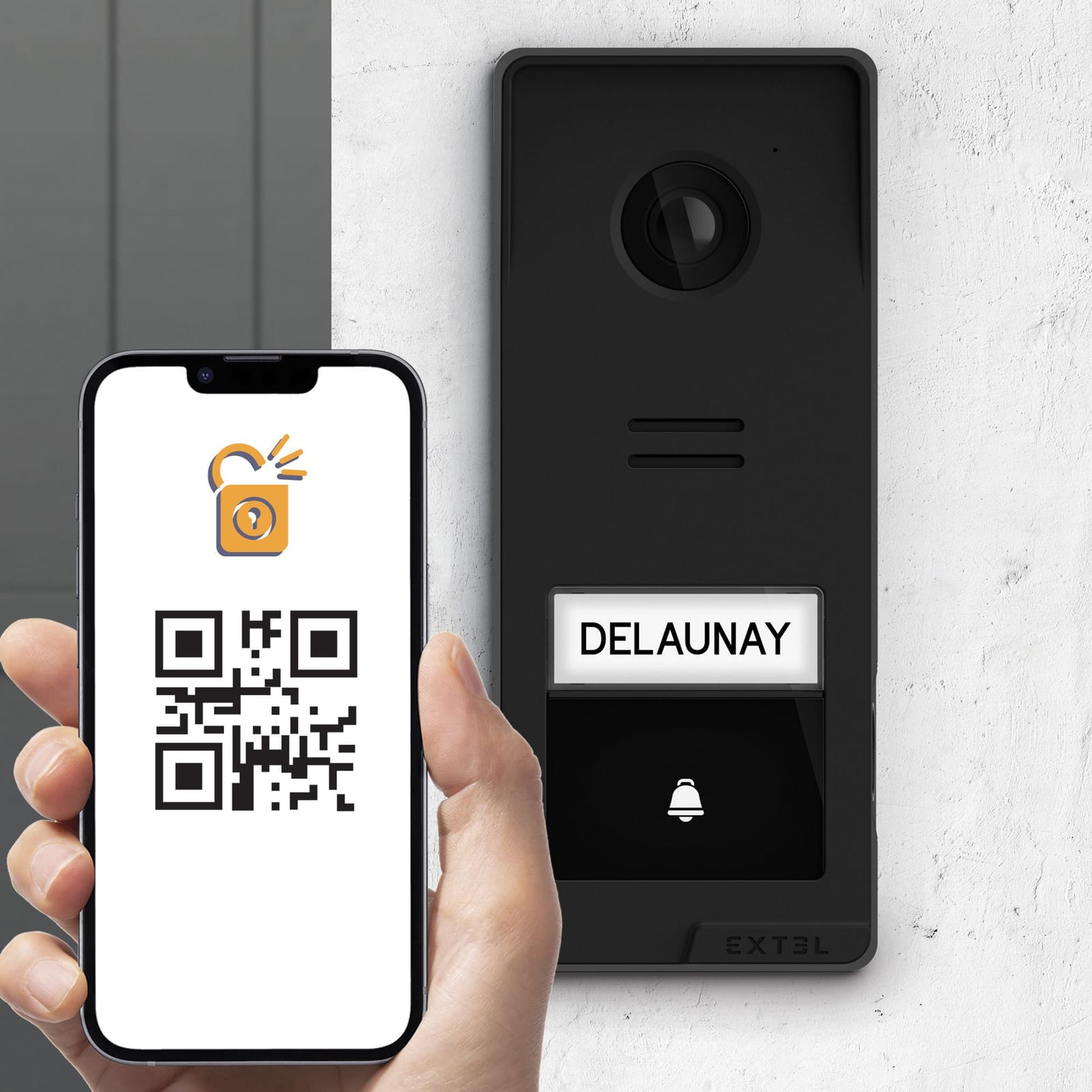 Platine de rue Extel Wave 3 et smartphone affichant un QR code pour l’association à l’application