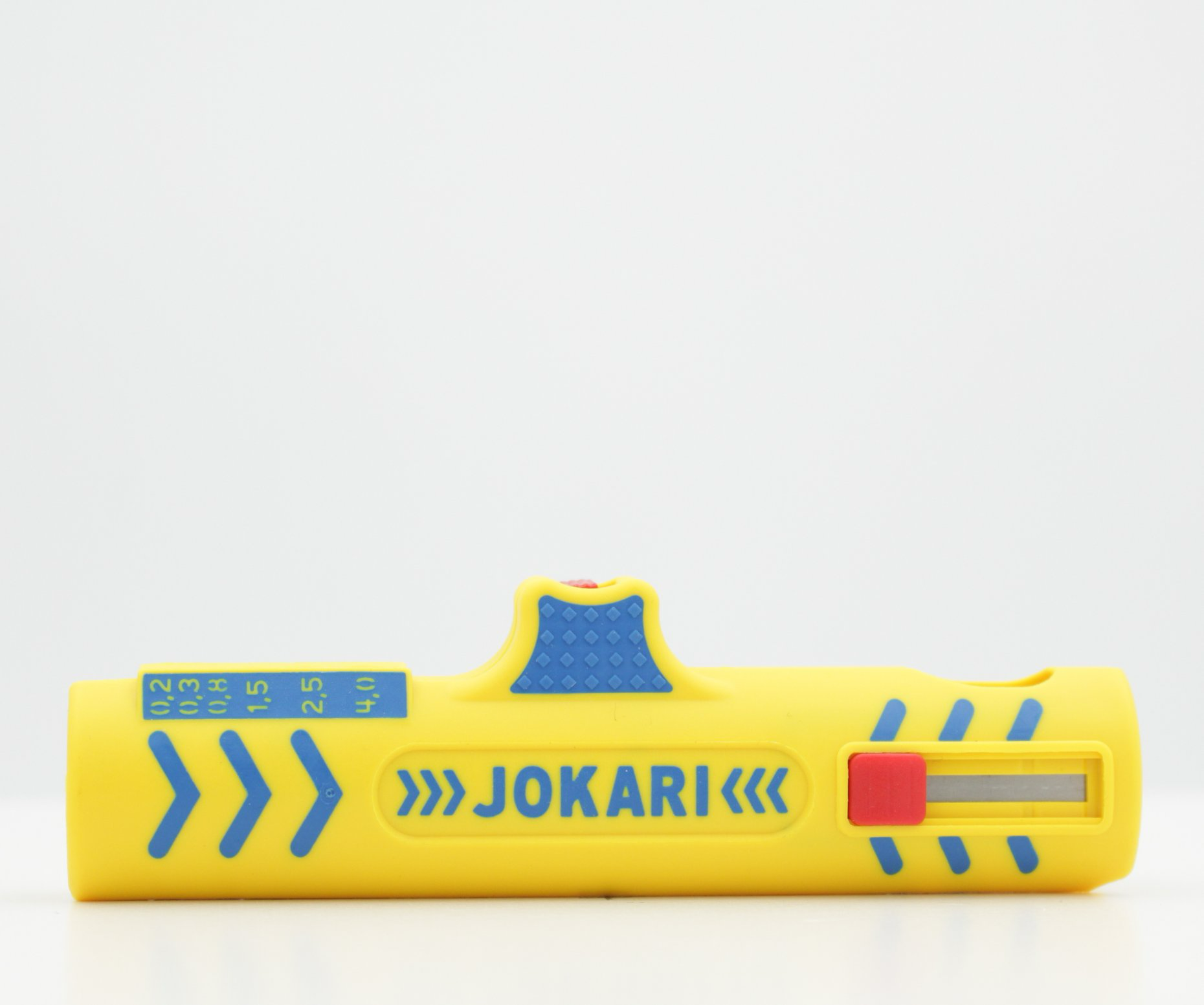 Dénudeur de câbles Jokari Secura No. 15 posé en trois quarts, corps jaune et bleu