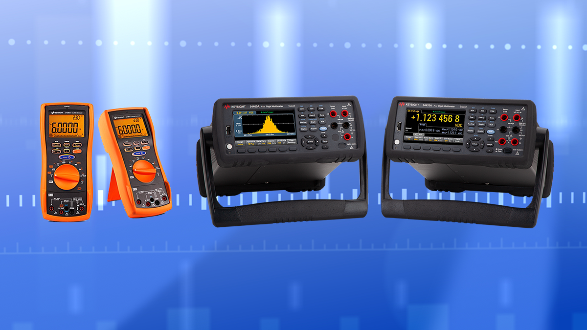 Deux multimètres numériques portables orange et deux multimètres de table noirs de la marque Keysight sur un fond bleu graphique.