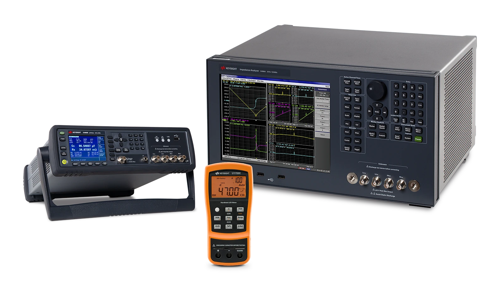 Un grand analyseur d’impédance, un multimètre LCR de table avec poignée et un petit appareil portable orange Keysight.