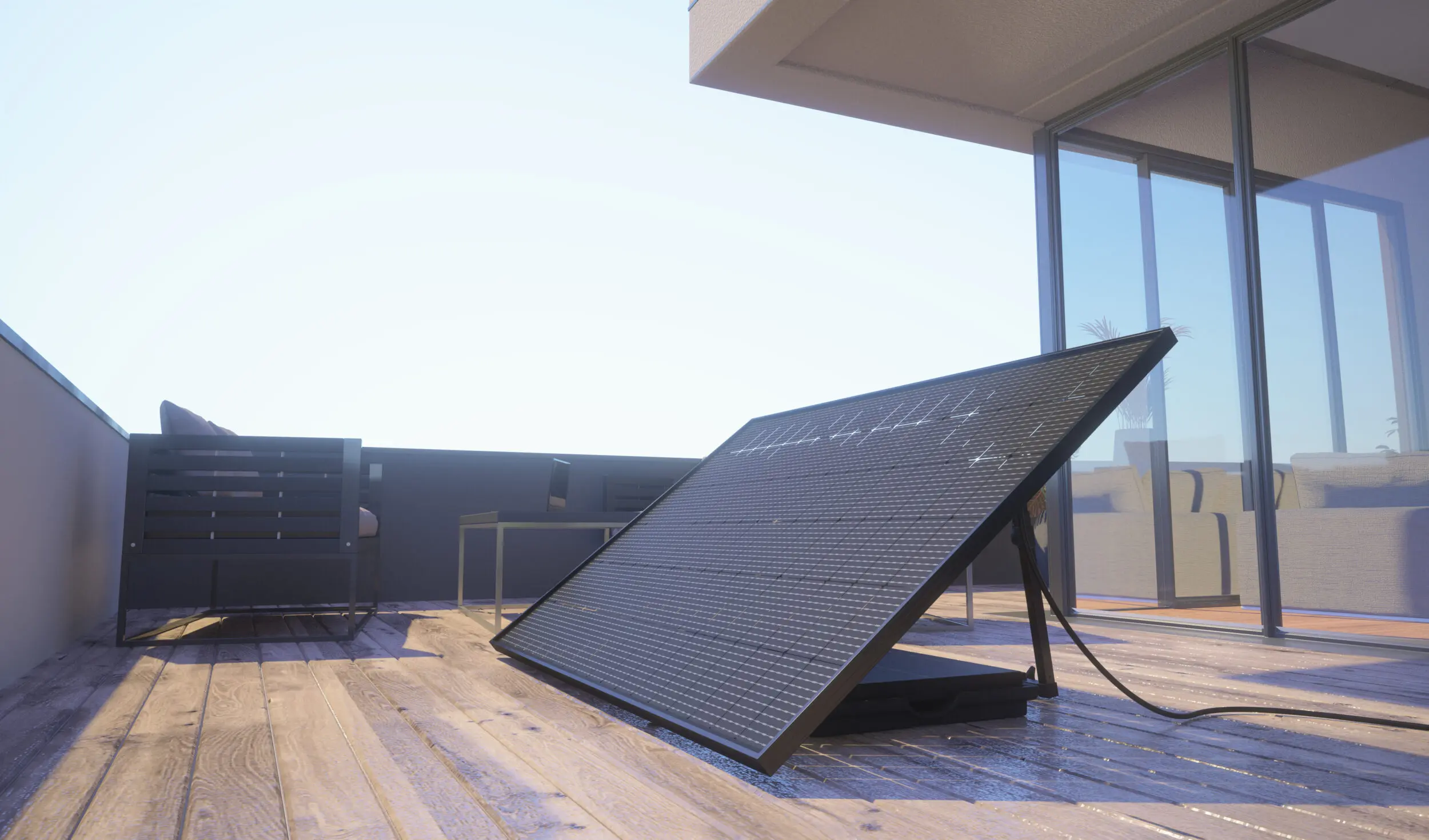 Un panneau solaire incliné posé sur le sol d’une terrasse en bois avec du mobilier de jardin en arrière-plan.