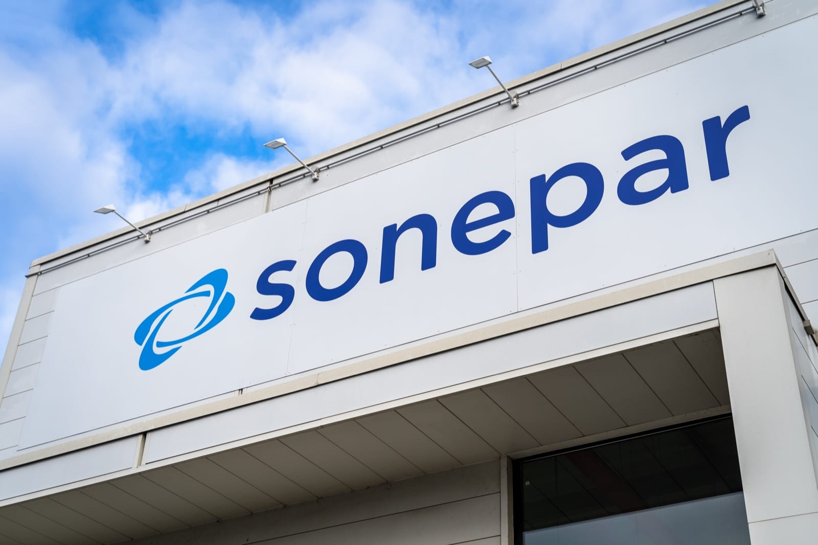 Enseigne Sonepar sur la façade d'une agence de distribution professionnelle