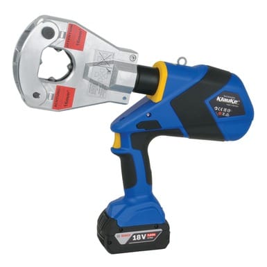 Sertisseuse hydraulique à batterie Klauke EK 60/22 tête ouverte sur batterie Makita 18 V