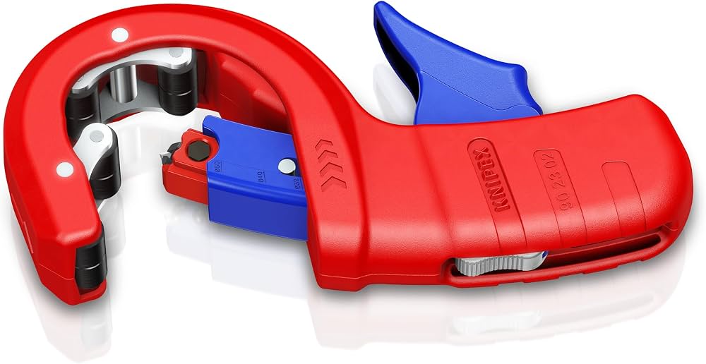 Un coupe-tube manuel rouge et bleu avec la marque Knipex et la référence 90 23 02 gravées sur le manche.