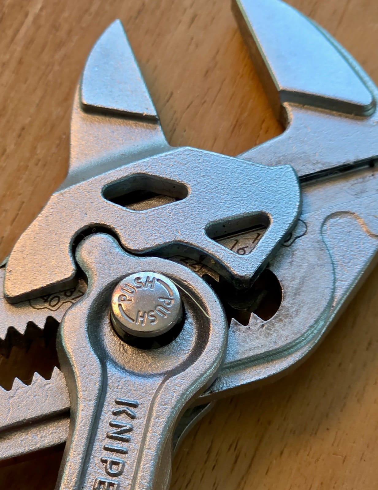 Détail de la crémaillère et des dents d'une Knipex Cobra de 180 mm